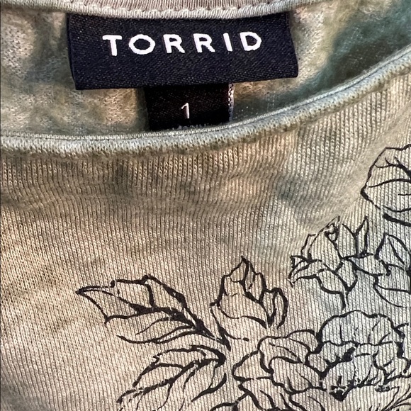 Torrid scoop neck lightweight sweatshirt green skulls floral women’s plus Sz 1X - Picture 2 of 5